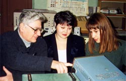 Б.Г.Марков на занятиях в лаборатории ЭВТ